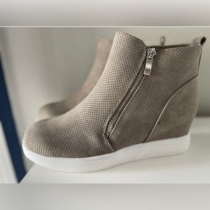 Journee Collection Penelope High top double zipper sneakers